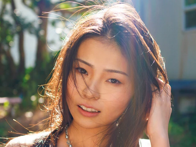 新世代のくびれクイーン・百瀬百花（ももせ・ももか）が高校卒業直後に週プレ初登場！「撮影が本当に楽しくて、いい意味でグラビア沼にハマってしまいました！」