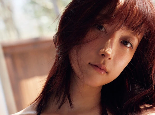 ラジオDJ、モデルなどでマルチに活躍。山崎あみが美しさにより磨きをかけて久々の帰還！「幼い頃から大事にしている猫のぬいぐるみがないと夜、眠れません（笑）」