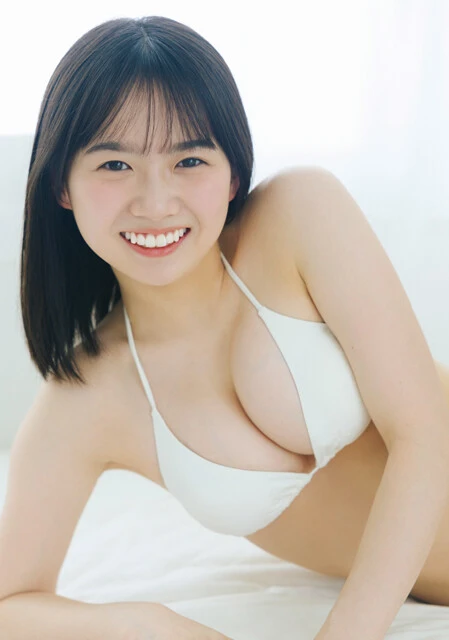 『週刊プレイボーイ』のグラビアに登場した月山鈴音