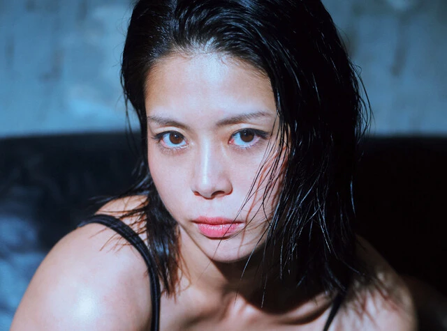 数々の女性仮面ライダーを担当したスーツアクターの宮澤 雪（みやざわ・ゆき）がまさかの初グラビア挑戦！「仮面ライダーの魅力はカッコいいのひと言に尽きます。特にライダーキック！」