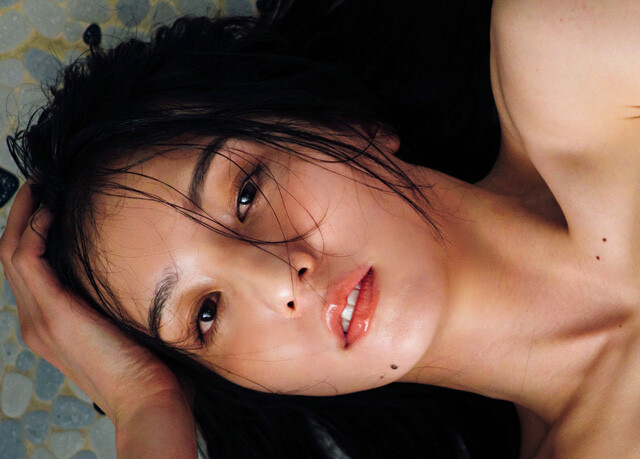 宮原華音（かのん）がデビュー15周年！　20代最後のグラビアは柔らかいオトナ仕様「少し丸みのある体も愛せるなと思いました」