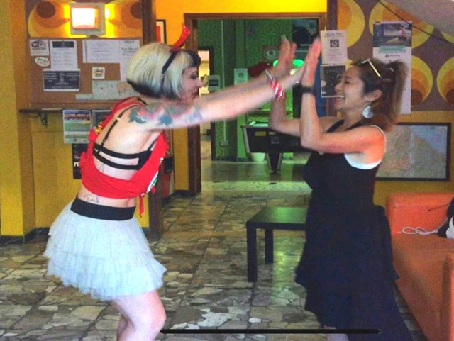 世界でバズった『フロスダンス』を旅人マリーシャが踊ってみた！