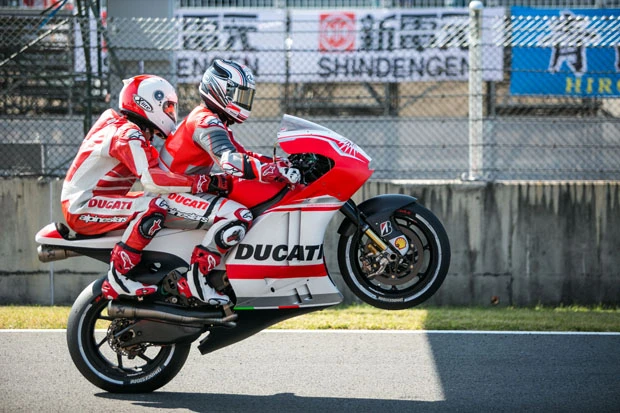 いきなりウィリーでスタート。ビビル！