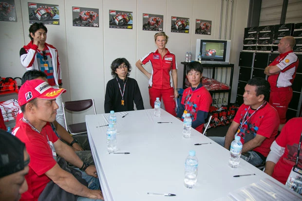 部屋に案内されると、中には日本人男性７人が座っていた…