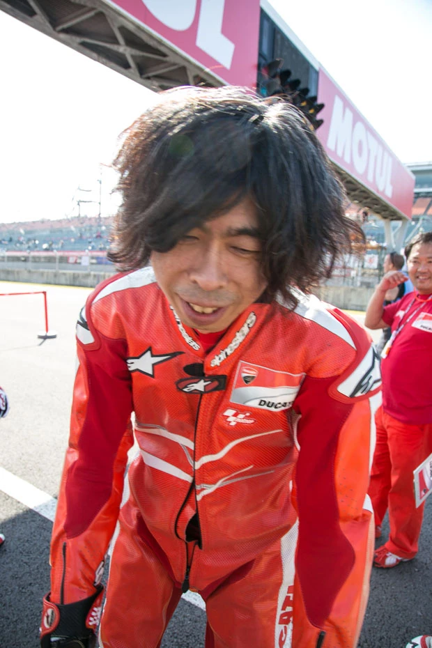 身体のあちこちが痛く、膝はガクガク、息も絶え絶えの記者。この後、その場にへたり込んだ