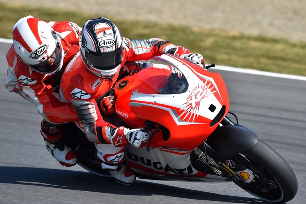 コーナーでは路面はもう目の前(の感じ)。よほど顔がひきつっていたのか、ヘルメットのシールド越しに前歯が見える