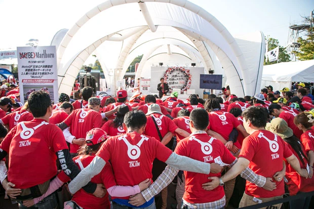 みんなで「円陣」を組めば、ひとつの「エンジン」が生まれる!“決断”した成人喫煙者たちのみに許された特別のパフォーマンスだ