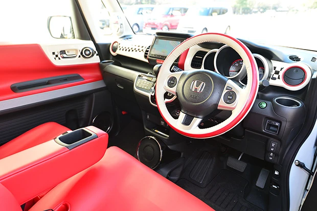 5つのインテリアスタイルを用意。写真はダイナースタイル。高性能スピーカーを搭載し、音空間にもこだわる