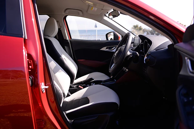 体を包み込むような前席シート。ハンドルは前後位置と高さが調整可能、シート高も40㎜上下でき、より自分好みの運転姿勢にできる