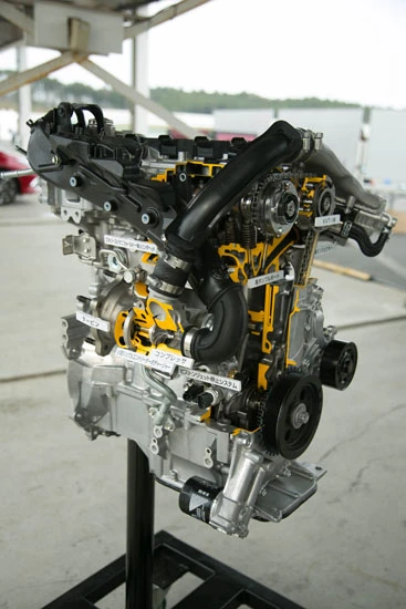 最高出力85kw(116馬力)、最大トルク185N・m、そして1500~4000rpmの幅広い回転域に達する「1.2L直噴ターボエンジン」。燃費は19.4km/Lながらも1.8Lの走りとなるそう