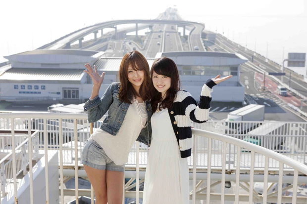 今回デートしてくれた小野小百合ちゃん(左)と野地優奈ちゃん(右)。東京湾アクアラインの中間に位置するパーキングエリア「海ほたる」で、お約束の休憩&写真撮影!