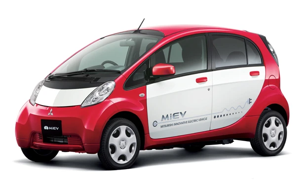 三菱「i-MiEV(アイ・ミーブ)」 /価格283万8240円(X)、226万1520円(M)(国の補助金は最大71万円)/1充電走行距離180km(X)、120km(M) /車両重量1070kg(M) /電気自動車のアイ・ミーブ。EVの中では安く、補助金も魅力。バッテリー容量の違う2種のグレードから選べる