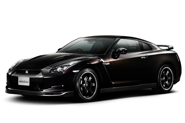 R35日産 GT-R 07年、車名から「スカイライン」が消えて「日産GT-R」となる。歴代のGT-RのDNAを継ぐ証として丸目のリアランプを採用。トランスミッションは2ペダルMTのデュアルクラッチのみ
