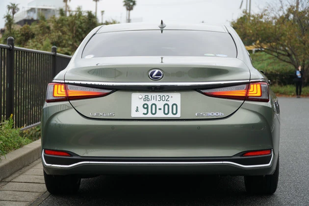 【ＳＰＥＣ】 ●ＣＶＴ●全長×全幅×全高：４９７５ｍｍ×１８６５ｍｍ×１４４５ｍｍ●車両重量：１７３０ｋｇ●エンジン：２．５リットル直列４気筒ＤＯＨＣ●最高出力：１７８ＰＳ●モーター最高出力：１２０ＰＳ●最大トルク：２２．５ｋｇｍ●モーター最大トルク：２０．６ｋｇｍ●使用燃料：レギュラー●車両本体価格：６９８万円（税込）