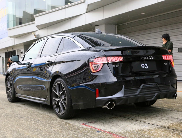 ポルシェ・カイエンにも似た細長い目は、実は２本のＬＥＤチューブで、ヘッドライトはその下についている。テールランプも、左右のフラッシャー状に光るキューブ形ＬＥＤが個性的