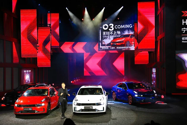 会場には、ランウェイのような道路や都会の映像を映す巨大モニターの数々が。これだけの規模で演出する例はまずなく、サーキット関係者も「富士史上最大規模では」とうなる