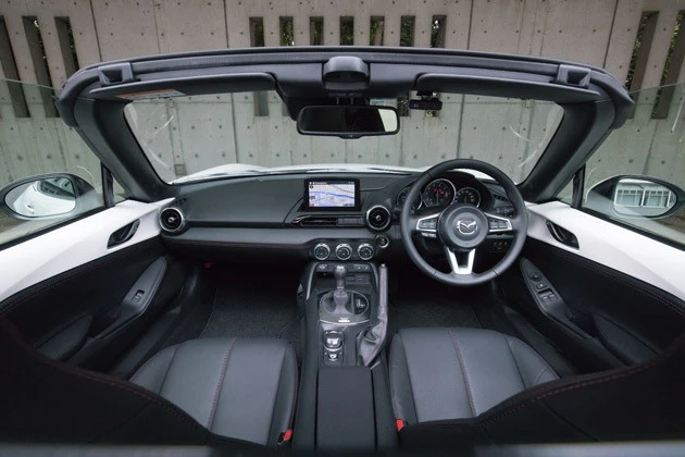 【インパネ】ステアリングを手前側に30mmほど動かせるテレスコピック機能を採用