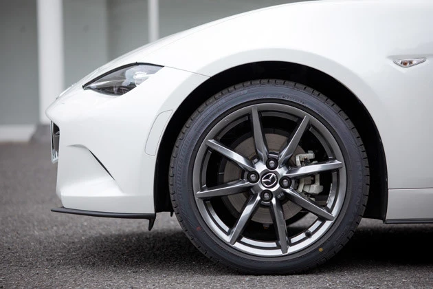 【ホイール】ホイールの塗装色はガンメタリックからブラックメタリックへ変更された