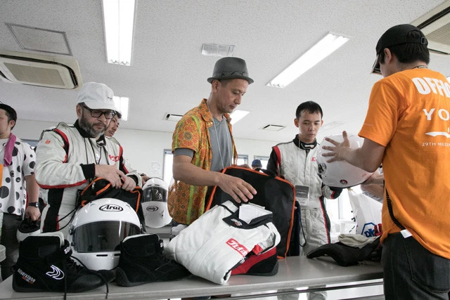 【８時３０分　検査】 参加ドライバーはライセンス、免許証、レーシングギアなどの検査を受ける