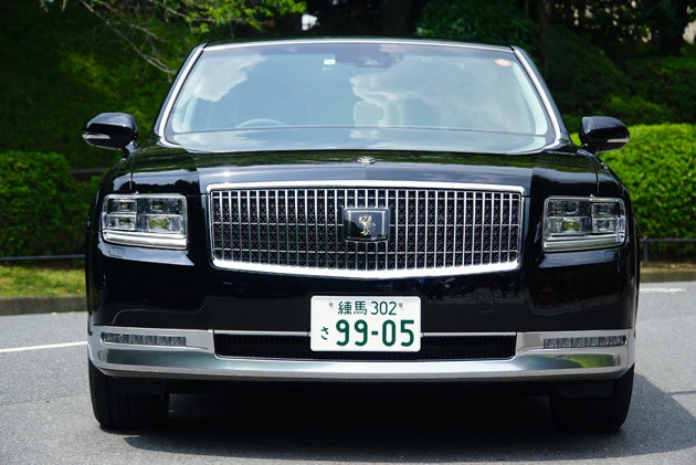 6月にフルモデルチェンジした3代目センチュリー。新型のボディサイズは全長5335mm×全幅1930mm×全高1505mm。2代目より長く、幅広く、高くなった。エンジンは5リットルV8+モーター。フロントグリル中央にあるエンブレムは工匠が金型を手で彫り込む。初代から生産は手作業だ