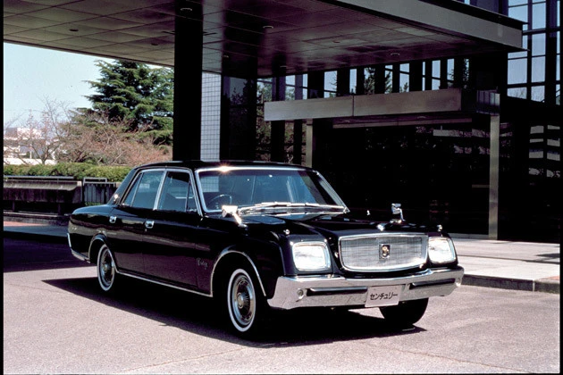 【初代 1967年】官公庁や企業向けの公用車として開発された。全長4980mm×全幅1890mm×全高145mmという巨大サイズのボディに3リットルV8エンジンを搭載。男の注目を集めた