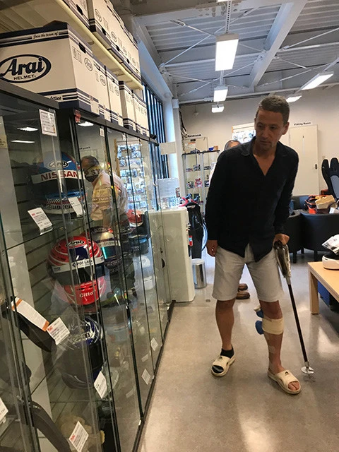 ヘルメットを選ぶ小沢コージ。左足肉離れは重症。アイシングが痛々しい