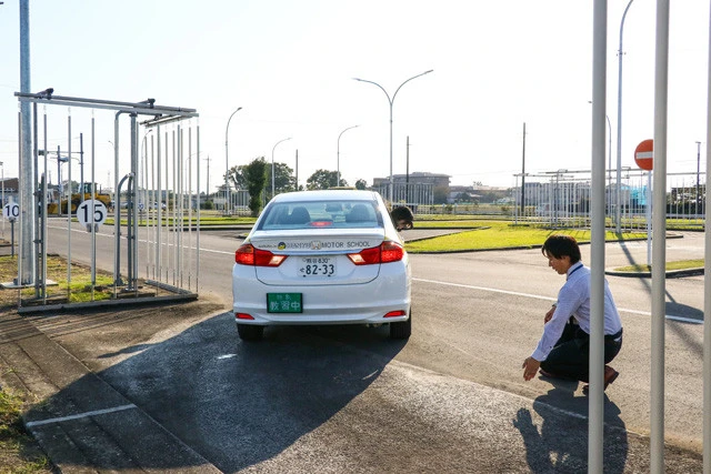 ３年ぶりの縦列駐車は、運転席からは後ろがどう見えるかを確かめながら進行。渡辺さんは車外に出て、粘り強くレクチャーしてくれる