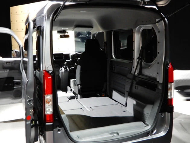 荷室は運転席以外フラットになる。床もN-BOXより低くなっており、高さが広がった
