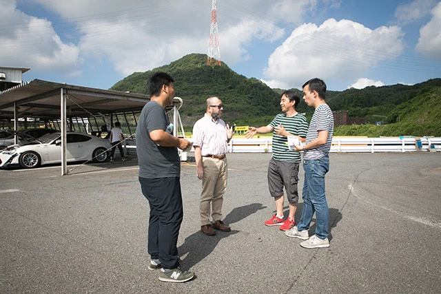 第一回のサーキット練習前のミーティング。左から担当Ｋ、Ａ部長、助っ人の辻さん、二年目Ｎ