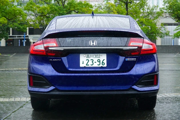 【SPEC】●CVT●全長×全幅×全高:4915mm×1875mm×1480mm●車両重量:1850kg●エンジン:1.5リットル直4DOHC+モーター●駆動方式:FF●最高出力:105PS●モーター出力:184PS●最大トルク:13.7kgm●モータートルク:32.1kgm●車両本体価格:588万600円(税込)