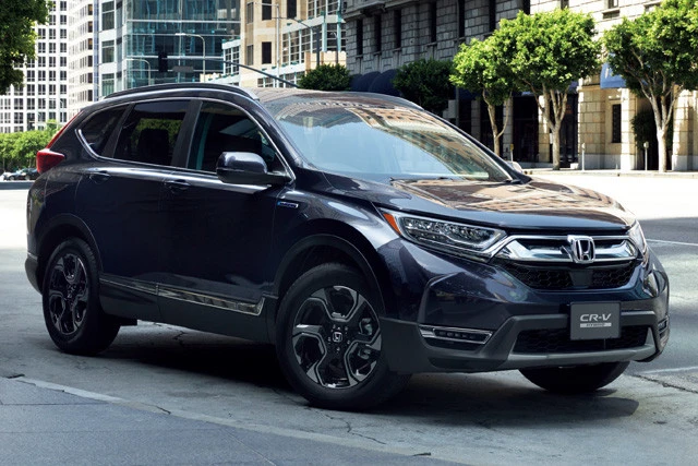 【ホンダ／ＣＲ‐Ｖ】日本仕様のエンジンは、ＣＲ－Ｖ初となるＨＶ（ハイブリッド）と１．５ＬのＶＴＥＣターボの２タイプ。どちらにもＦＦと４ＷＤが設定されている。ＨＶは今月１日に発売