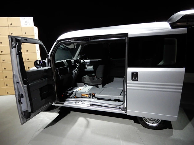 助手席側はセンターピラーレス。助手席ドアとスライドドアには、センターピラーの機能を内蔵したドアインピラー構造を採用している