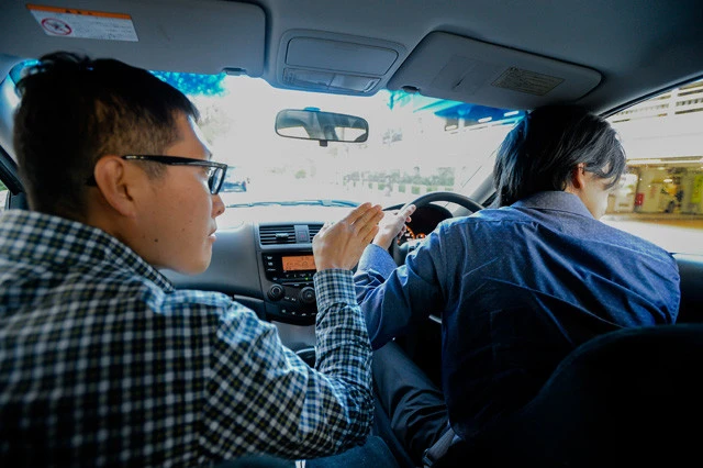 スマートに車線変更したいなら、斜め後ろをサッと目視するのは必須。運転に中途半端に慣れてきた頃こそ気を引き締め、安全確認を徹底するべきだ