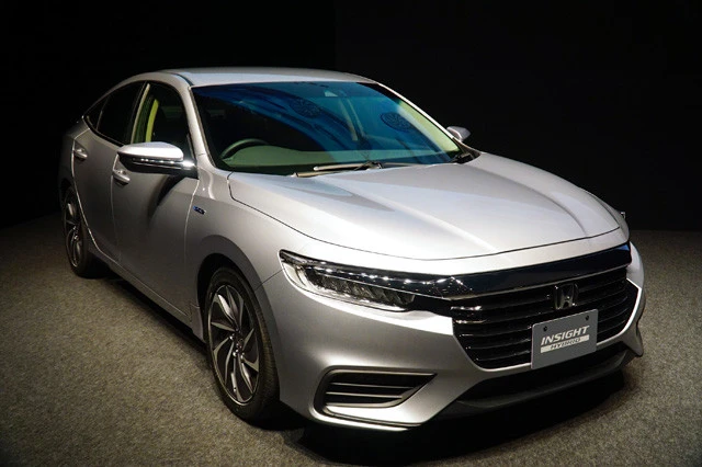 バッテリーの搭載位置などを工夫し、ロー&ワイドなボディを実現。日本仕様はフロントグリルの意匠が変更され、リアスポイラーが追加された。年内発売予定