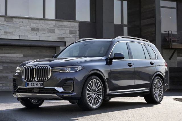 【BMW/X7】エンジンはガソリンとディーゼル。トランスミッションは8速AT。全長5151mm、全幅2000mm、全高1805mm、ホイールベースは3105mmという巨大ぶりである
