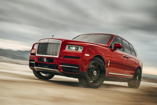 【ロールス・ロイス/カリナン】老舗高級ブランドが放つSUVは超豊満ボディ。気になるサイズは、全長5341mm、全幅2000mm、全高1835mm、ホイールベース3295mm。世界最大級のデカさである