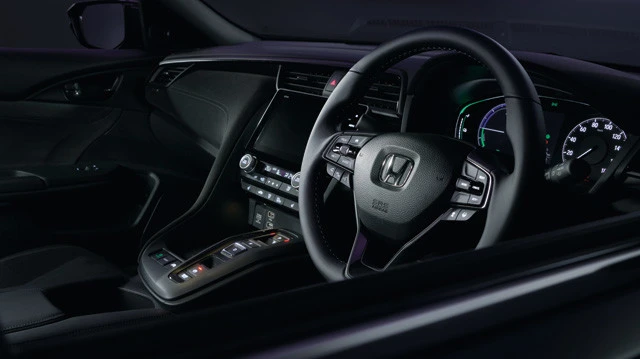 未来感を誇張していた先代に比べ、格段に上質さと優雅さを兼ね備えたインパネ回り。メーターもオーソドックスな大径２連メーターを採用