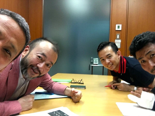 第1回会議をキャプテン小沢が自撮り。時計回りに二年目N、担当K、小沢、A部長