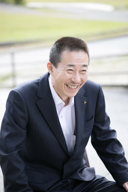 「ＬＥＤのヘッドライトを縦長に配置。そして排気量２.２リットルのディーゼルエンジンのＡＴを６速から８速へ変更したのも見どころ」と語る三菱自動車　製品開発本部　プロジェクト開発　マネージメント部　主任の尾崎行信氏