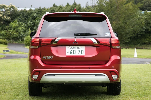 【SPEC】 ●全長×全幅×全高:4695mm×1800mm×1710mm●車両重量:1900kg●エンジン:2.4リットル直列4気筒DOHC●最高出力:128PS●最大トルク:20.3kgm●モーター出力:(前)82PS(後)95PS●モータートルク:(前)14.0kgm(後)19.9kgm●車両本体価格:479万3040円(税込)