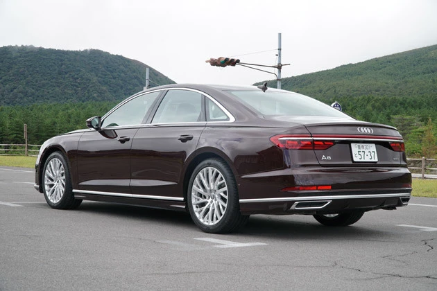 【SPEC】 ●8速AT●全長×全幅×全高:5170mm×1945mm×1470mm●車両重量:2130kg●エンジン:4リットルV型8気筒DOHC32バルブツインターボ●駆動方式:4WD●最高出力:460PS●最大トルク:67.3kgm●最小回転半径:5.3m●使用燃料:無鉛プレミアム●車両本体価格:1510万円(税込)