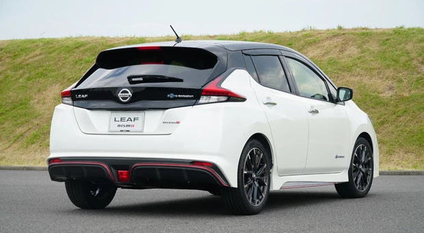 【SPEC】 ●全長×全幅×全高:4510mm×1790mm×1550mm●車両重量:1520kg●エンジン:交流同期電動機●最高出力:150PS●最大トルク:32.6kgm●最小回転半径:5.4m●駆動バッテリー:リチウムイオン電池●航続距離:350㎞●車両本体価格:403万2720円(税込)