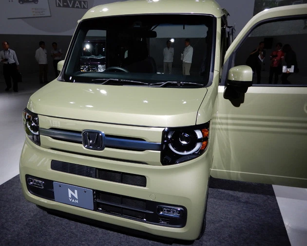 +STYLEはかわいらしい顔のFUNと、硬派なCOOLを選べ、カラーバリエーションも豊富だ(写真は+STYLE FUN)