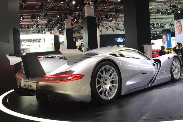ダイナミックなシルバーメタリックのボディに、上下に開閉するシザーズドアを採用。ほかのハイパーカー顔負けの迫力だ