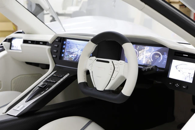 設定が左ハンドルのみということからも、欧州を狙って造られていることがわかる。右はオプションで用意の予定