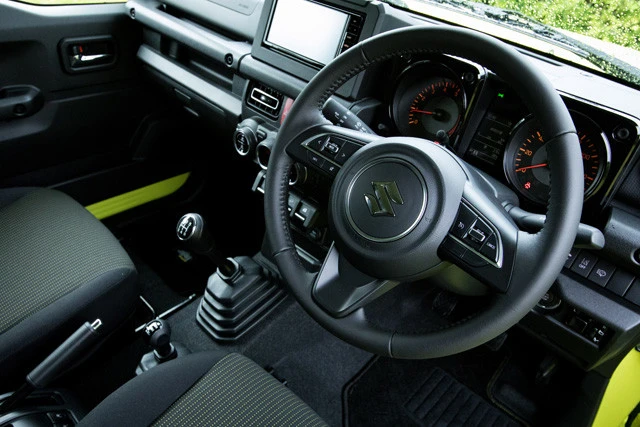 ジムニー初となるオートエアコンなどを採用した