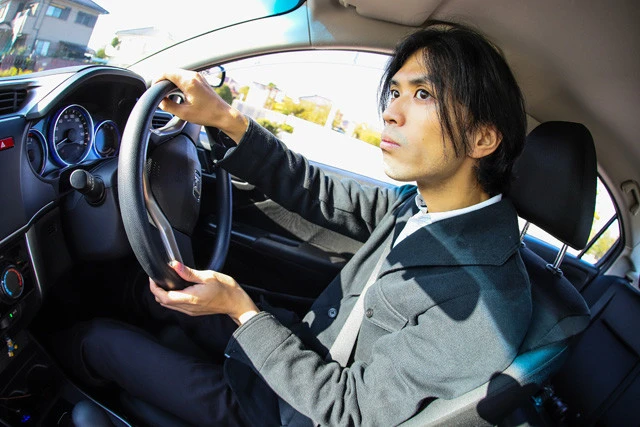 ハンドルはどこまで回るのか、どのあたりで左右の手を持ち替えればいいのか、体になじむまで何度も何度も練習!