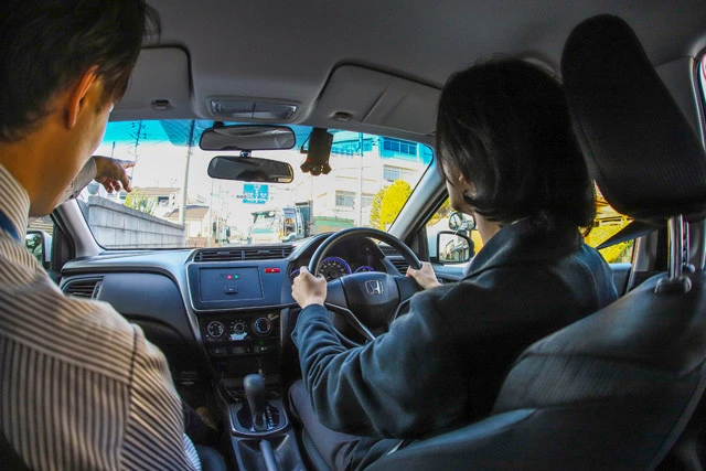 「埼玉の田舎道だろ?」なんて油断するのは禁物で、トラックとも頻繁にすれ違う。途中の交差点では、見方がやっかいな矢印式信号機も登場した