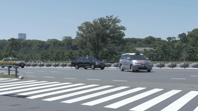 法令順守のシステムが搭載されているので慎重に進むが、右折もクリアした