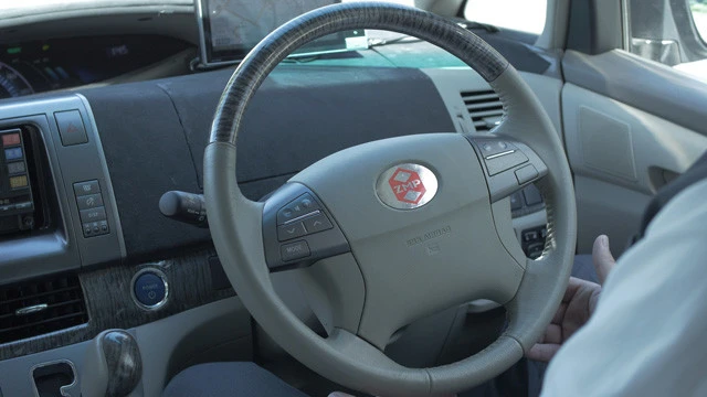 運転手は同乗しているが、停車・発進や車線変更まで自動運転で行なわれた